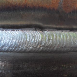 skládaný povrch svaru - černé potrubí metoda tig