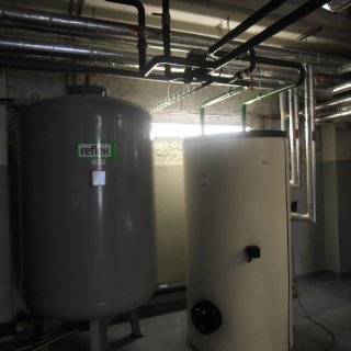 Plynová kotelna Sušice – zásobník upravené vody reflex a akumulační nádrž a 